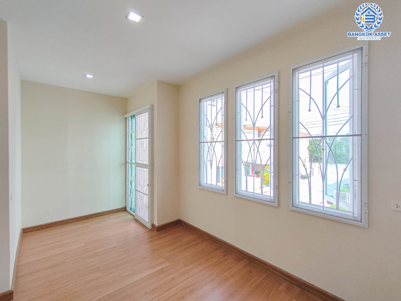 ทาวน์เฮ้าส์มือสองย่านนนทบุรี ม.โกลเด้นทาวน์ ชัยพฤกษ์-วงแหวน บนเนื้อที่ 16.5 ตร.ว. ฟังก์ชัน 2 ห้องนอน 2 ห้องน้ำ 1 ที่จอดรถ ต่อเติมหลังคาโรงรถพร้อม ทำเลเชื่อมต่อถ.บางกรวย-ไทรน้อย, ถ.กาญจนาภิเษก, ถ.ชัยพฤกษ์ ใกล้เซ็นทรัลเวสต์เกต